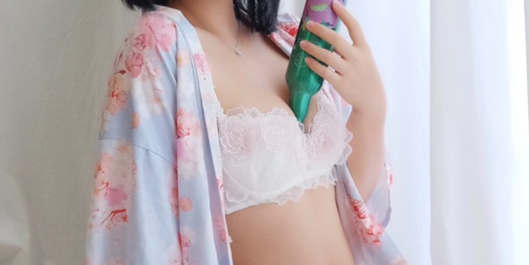 白烨妹纸浅蓝花纹罩衫细节
